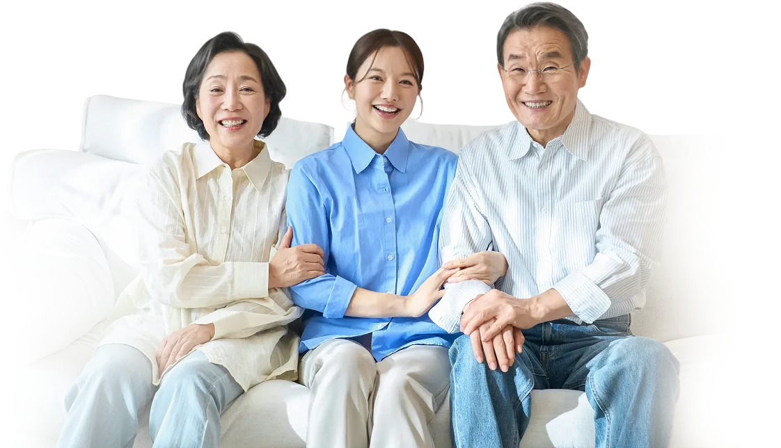 보호자와 어르신이 상담사와 함께 이야기하고 있다