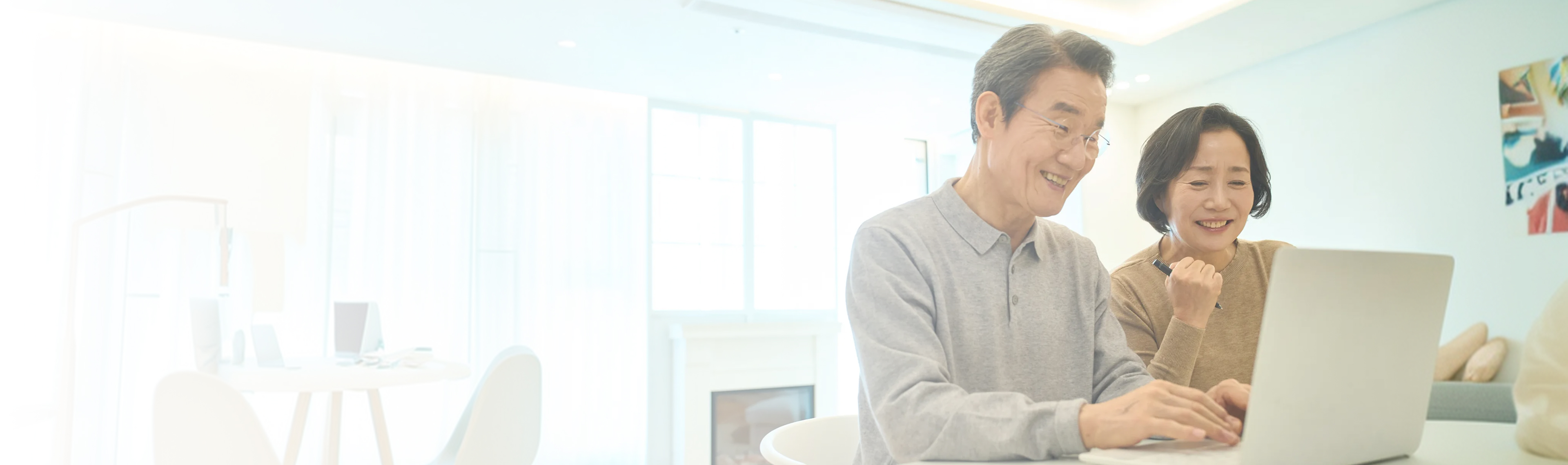 장기요양등급 신청을 상담받는 어르신과 전담 매니저